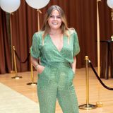 Eloise van Oranje posiert bei ihrer Pop-up-Ausstellung für die Fotografen.