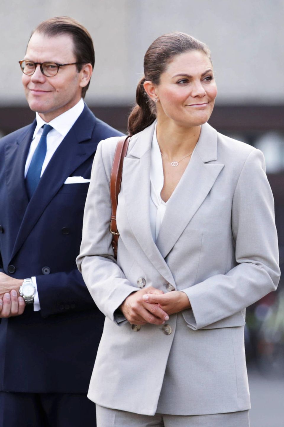 Nachdem es früher am Tag für Prinzessin Victoria beim Besuch zweier Inseln noch rustikaler und legerer zuging, zeigt sich die Kronprinzessin beim Besuch in Skövde in der Provinz Västra Götaland an der Seite ihres Mannes Prinz Daniel in deutlich eleganterem Zwirn. Die beiden reisen durch die Provinzen, um sich über die Covid-19-Lage zu informieren. Nachdem es früher am Tag für Prinzessin Victoria beim Besuch zweier Inseln noch rustikaler und legerer zuging, zeigt sich die Kronprinzessin beim Besuch in Skövde in der Provinz Västra Götaland an der Seite ihres Mannes Prinz Daniel in deutlich eleganterem Zwirn. Die beiden reisen durch die Provinzen, um sich über die Covid-19-Lage zu informieren.