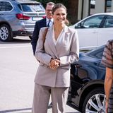 Zum grauen Zweiteiler, bestehend aus weiter Bundfaltenhose und Zweireiher, kombiniert Victoria ein schlichtes weißes Shirt mit V-Ausschnitt und spitze Heels in braun. Zwar ist der Look dem Anlass durchaus angemessen, wirklich vorteilhaft ist er für die Thronfolgerin allerdings nicht.