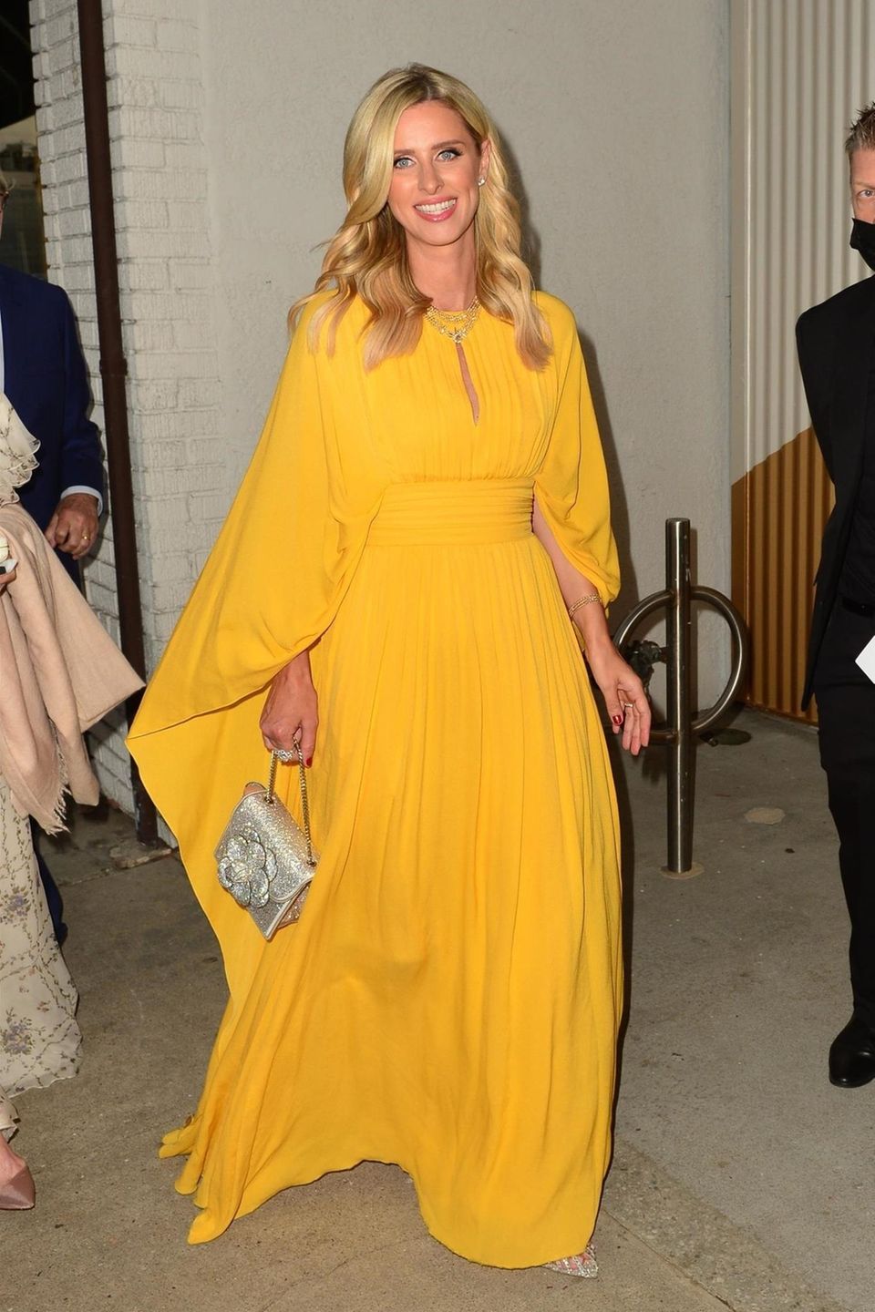 Bei einem Event in Los Angeles strahlt Nicky Hilton Rothschild mit ihrem knalligen Kleid um die Wette. Die Traumrobe stammt aus dem Hause Elie Saab und unterstreicht den Teint der Unternehmerin perfekt. Eine tolle Wahl! Bei einem Event in Los Angeles strahlt Nicky Hilton Rothschild mit ihrem knalligen Kleid um die Wette. Die Traumrobe stammt aus dem Hause Elie Saab und unterstreicht den Teint der Unternehmerin perfekt. Eine tolle Wahl!