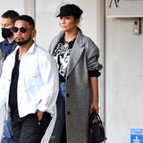 Jennifer Lopez reist ebenfalls nach Venedig, um bei der großen Promi-Sause mit dabei zu sein. Bereits ihr Airport-Look ist Luxus pur: Shirt von Dolce & Gabbana, die Schirmmütze von Dior, Tasche von Hermès und die Stiefel mit XL-Absatz von Alaïa. 