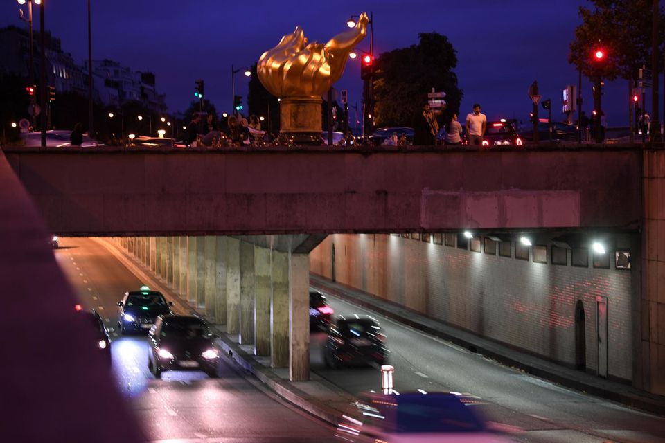 Prinzessin Diana (†): Unter der Pont de l'Alma, eine Straßenbrücke in Paris, ereignete sich der Verkehrsunfall in der Nacht zum 31. August 1997. Das Denkmal Flamme de la Liberté (dt. Flamme der Freiheit) wurde daraufhin zur inoffiziellen Gedenkstätte für Diana. Unter der Pont de l'Alma, eine Straßenbrücke in Paris, ereignete sich der Verkehrsunfall in der Nacht zum 31. August 1997. Das Denkmal Flamme de la Liberté (dt. Flamme der Freiheit) wurde daraufhin zur inoffiziellen Gedenkstätte für Diana.