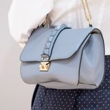 Mit der Rockstud-Bag von Valentino (Kostenpunkt etwa 1.700 Euro) in einem zarten Taubenblau verleiht Victoria ihrem Look einen spannenden Twist. Die It-Bag ist ein Dauerbrenner bei der Schwedin. Schon bei mehreren Events hatte sie ihren klassisch-eleganten Looks damit Feuer eingehaucht. 