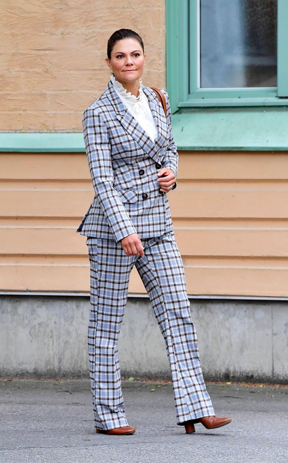 Prinzessin Victoria greift für den Besuch der Provinz Västerbotten zu einem etwas anderen Outfit. Zum karierten Hosenanzug von By Malina kombiniert sie eine weiße Rüschenbluse von & other Stories sowie Accessoires in Cognacbraun. Es ist ein ungewohnter Look, der zwar selbstbewusst wirkt, aber sicherlich nicht zu ihren Besten gehört. Prinzessin Victoria greift für den Besuch der Provinz Västerbotten zu einem etwas anderen Outfit. Zum karierten Hosenanzug von By Malina kombiniert sie eine weiße Rüschenbluse von & other Stories sowie Accessoires in Cognacbraun. Es ist ein ungewohnter Look, der zwar selbstbewusst wirkt, aber sicherlich nicht zu ihren Besten gehört.