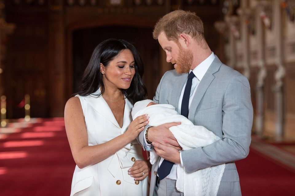 Prinz Harry + Herzogin Meghan: Herzogin Meghan und Prinz Harry mit ihrem neugeborenen Sohn Archie während des Fototermins in der St. George's Hall auf Schloss Windsor am 8. Mai 2019 Herzogin Meghan und Prinz Harry mit ihrem neugeborenen Sohn Archie während des Fototermins in der St. George's Hall auf Schloss Windsor am 8. Mai 2019