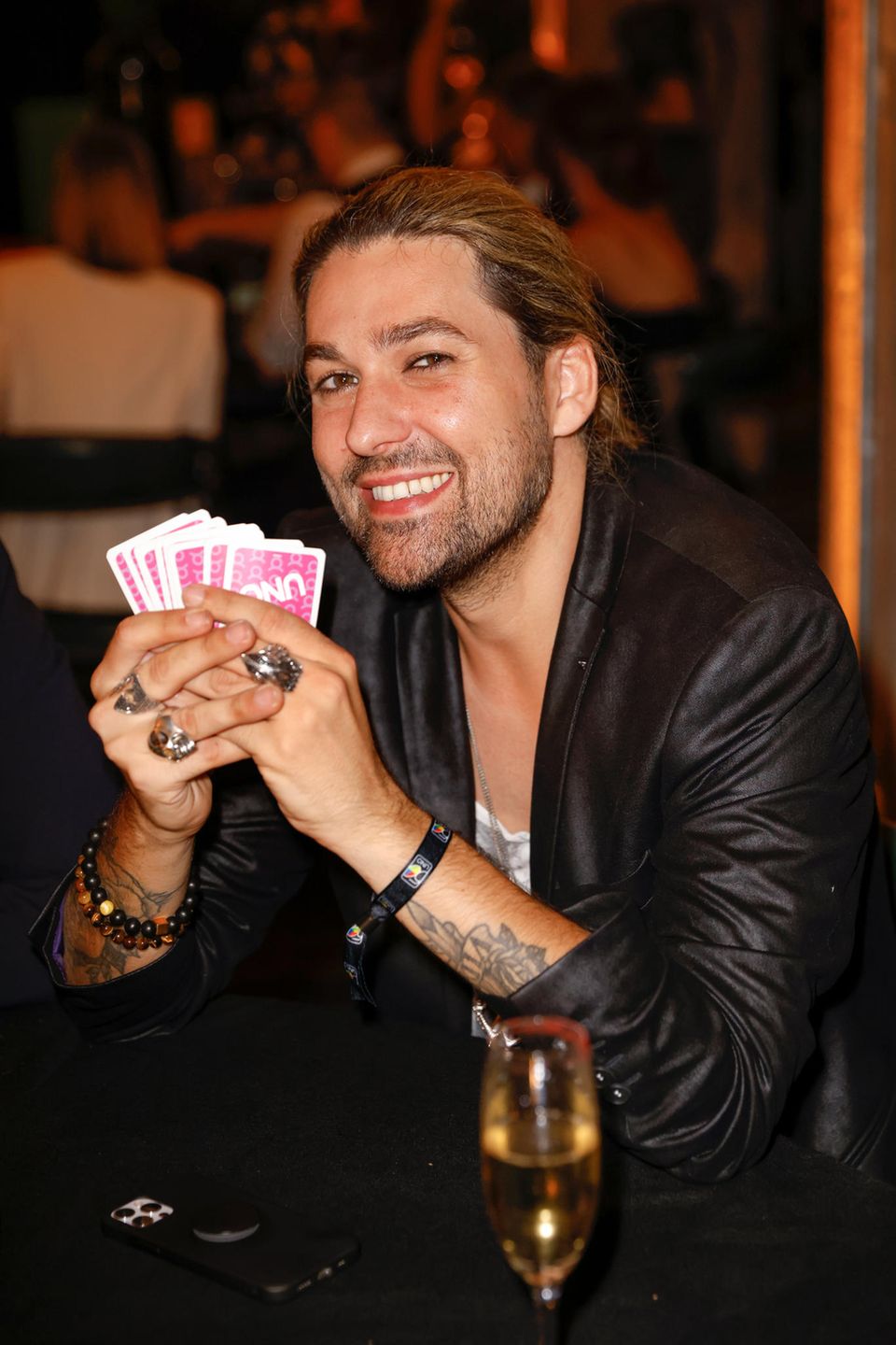 Bei einem Gläschen Sekt spielt es sich besonders gut. David Garrett ist an diesem Abend im Soho House ebenfalls mit von der Partie. Bei einem Gläschen Sekt spielt es sich besonders gut. David Garrett ist an diesem Abend im Soho House ebenfalls mit von der Partie.