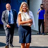 Königin Máxima eröffnet das MBO-Jahr in Houten. Für diesen Anlass setzt sie auf einen klassischen Look aus Bluse und Rock. Sommerliche Akzente setzt sie mit den großen Muschel-Ohrringen aus dem Hause Prada.