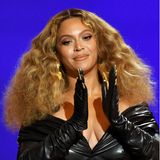 Allein 28 Grammys hat Beyoncé als Solokünstlerin gewonnen, nochmal drei als Mitglied von "Destiny's Child sowie unzählige andere Preise, und auch im Filmbusiness mit Schauspiel, Produktion und Regie mischt der Superstar heute groß mit. Von Riesenerfolg bezüglich Familie kann man bei den Carters auch sprechen, seit 2008 ist sie mit Jay-Z verheiratet, ihre erste Tochter Blue Ivy wurde 2012 geboren, 2017 folgten die Zwillinge Rumi und Sir. 