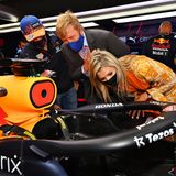 Und auch Königin Máxima und König Willem-Alexander sind höchst interessiert an dem neuen Rennwagen, mit dem Max Verstappen in dieser Saison fährt.