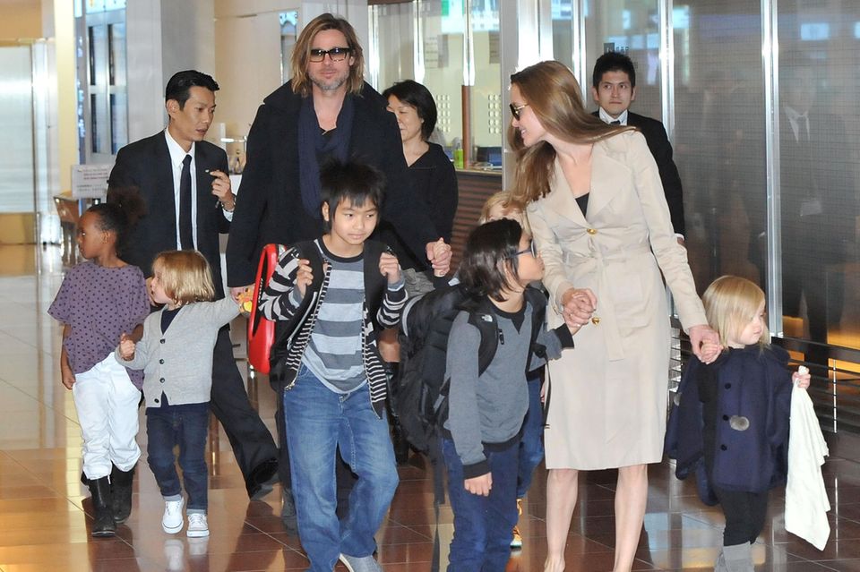 Angelina Jolie: Damals schien die Welt noch in Ordnung: Angelina Jolie und Brad Pitt im Jahr 2011 gemeinsam mit ihren sechs Kindern Maddox, Pax, Zahara, Shiloh, Knox und Vivienne am Flughafen von Tokio. Damals schien die Welt noch in Ordnung: Angelina Jolie und Brad Pitt im Jahr 2011 gemeinsam mit ihren sechs Kindern Maddox, Pax, Zahara, Shiloh, Knox und Vivienne am Flughafen von Tokio.