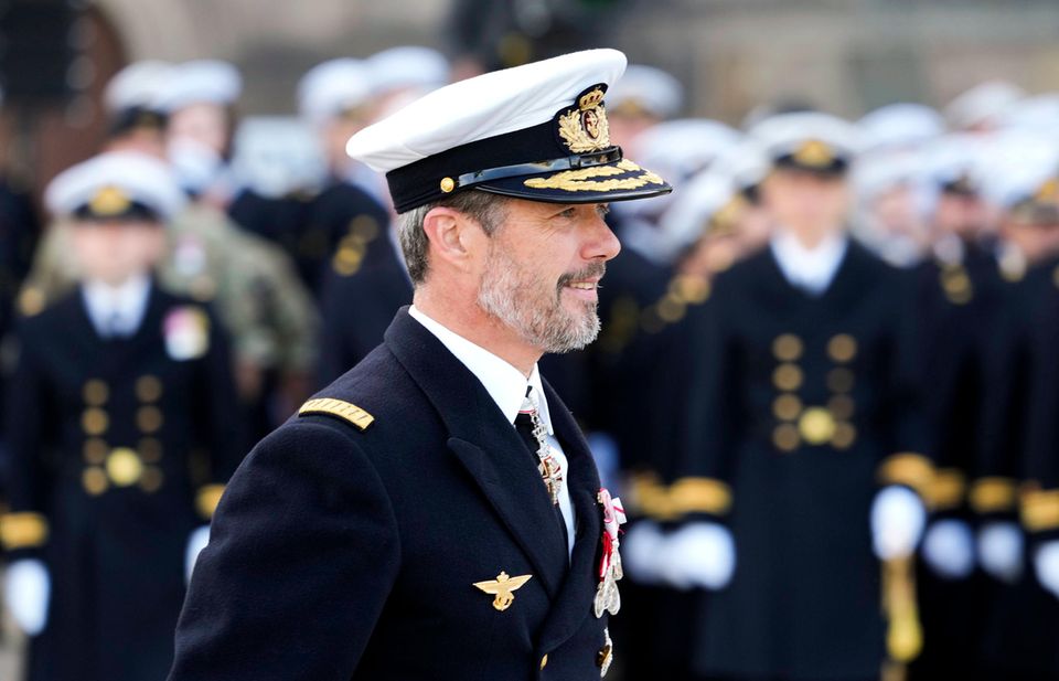 RTK: Prinz Frederik bei der Parade zum Flaggentag in Uniform RTK: Prinz Frederik bei der Parade zum Flaggentag in Uniform