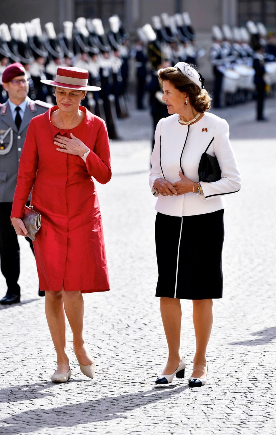 Besuch in Schweden: Elke Büdenbender und Königin Silvia sind angeregt im Gespräch Besuch in Schweden: Elke Büdenbender und Königin Silvia sind angeregt im Gespräch