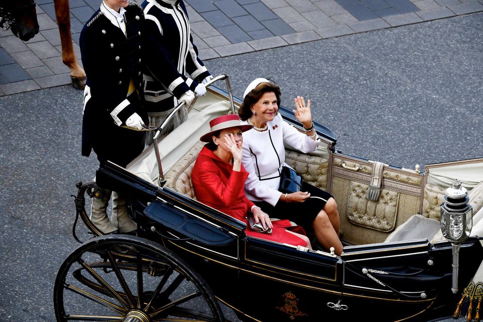 Besuch in Schweden: Königin Silvia und Elke Büdenbender winken aus der Kutsche