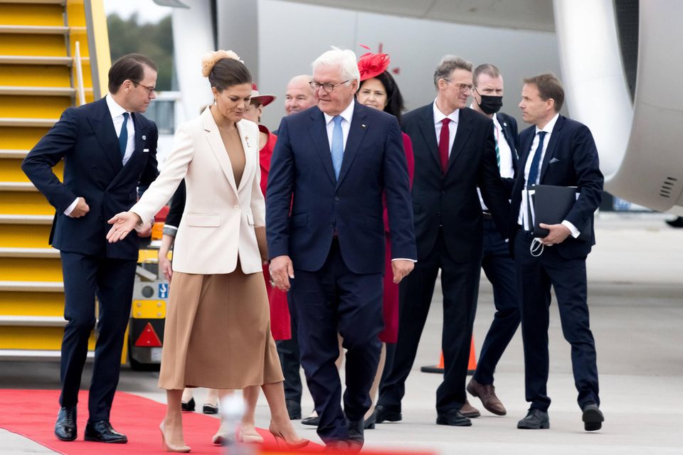 Besuch in Schweden: Frank-Walter Steinmeier und seine Frau werden am Flughafen in Empfang genommen Besuch in Schweden: Frank-Walter Steinmeier und seine Frau werden am Flughafen in Empfang genommen