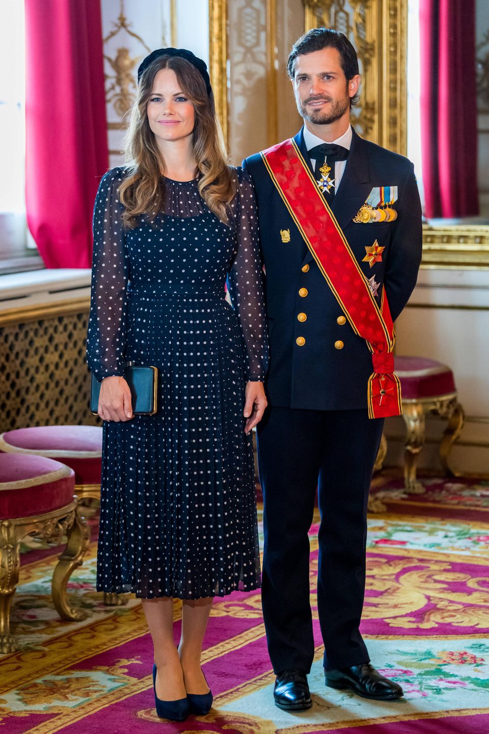 Beim Empfang für den deutschen Bundespräsidenten in Stockholm zeigt sich Prinzessin Sofia in einem Kleid mit Polka Dots von L.K. Bennett. Dazu kombiniert sie eine dunkelblaue Clutch von Susan Szatmáry. Beide Teile hat die Prinzessin schon mal getragen. 