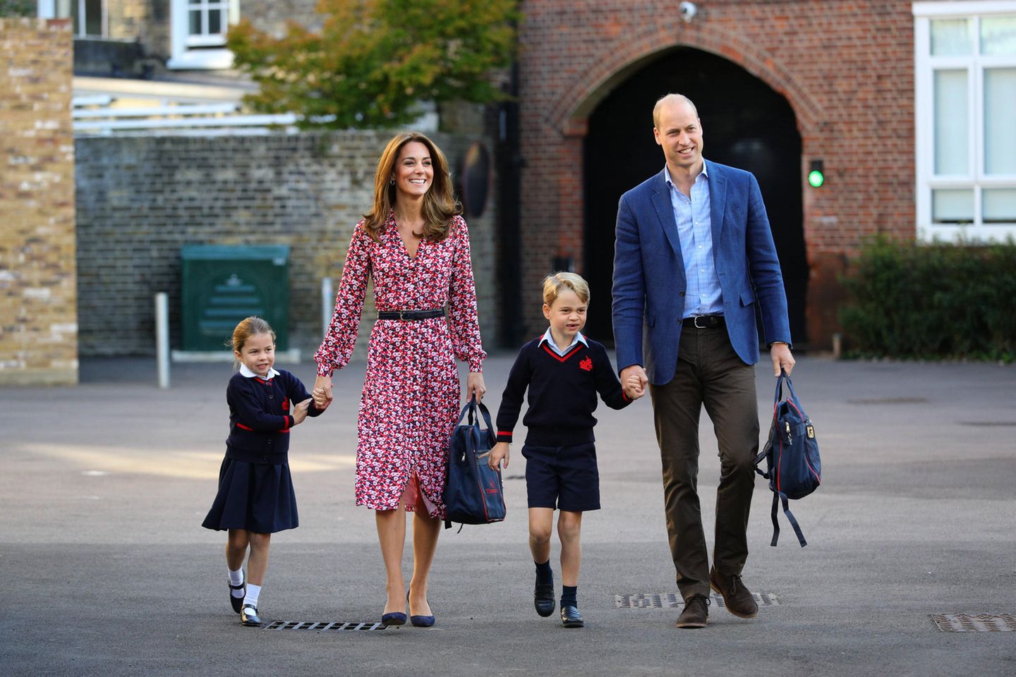 Prinzessin Charlotte, Herzogin Catherine, Prinz George und Prinz William bei der Einschulung von Prinzessin Charlotte in die Vorschule der Thomas's Battersea Schule in London im September 2019