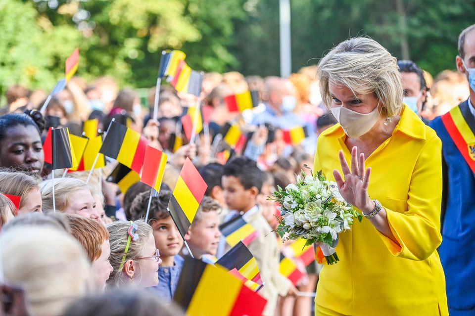 RTK: Königin Mathilde bei ihrer Ankunft vor der Grundschule RTK: Königin Mathilde bei ihrer Ankunft vor der Grundschule