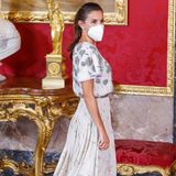 Wer hätte gedacht, dass Königin Letizia den gleichen Modegeschmack wie ihre Schwiegermutter Königin Sofía hat? Beim Essen zu Ehren des chilenischen Präsidenten greift die Frau von König Felipe auf dasselbe strassbesetzte Kleid zurück, das Königin Sofía 1981 in Rom getragen hat. 