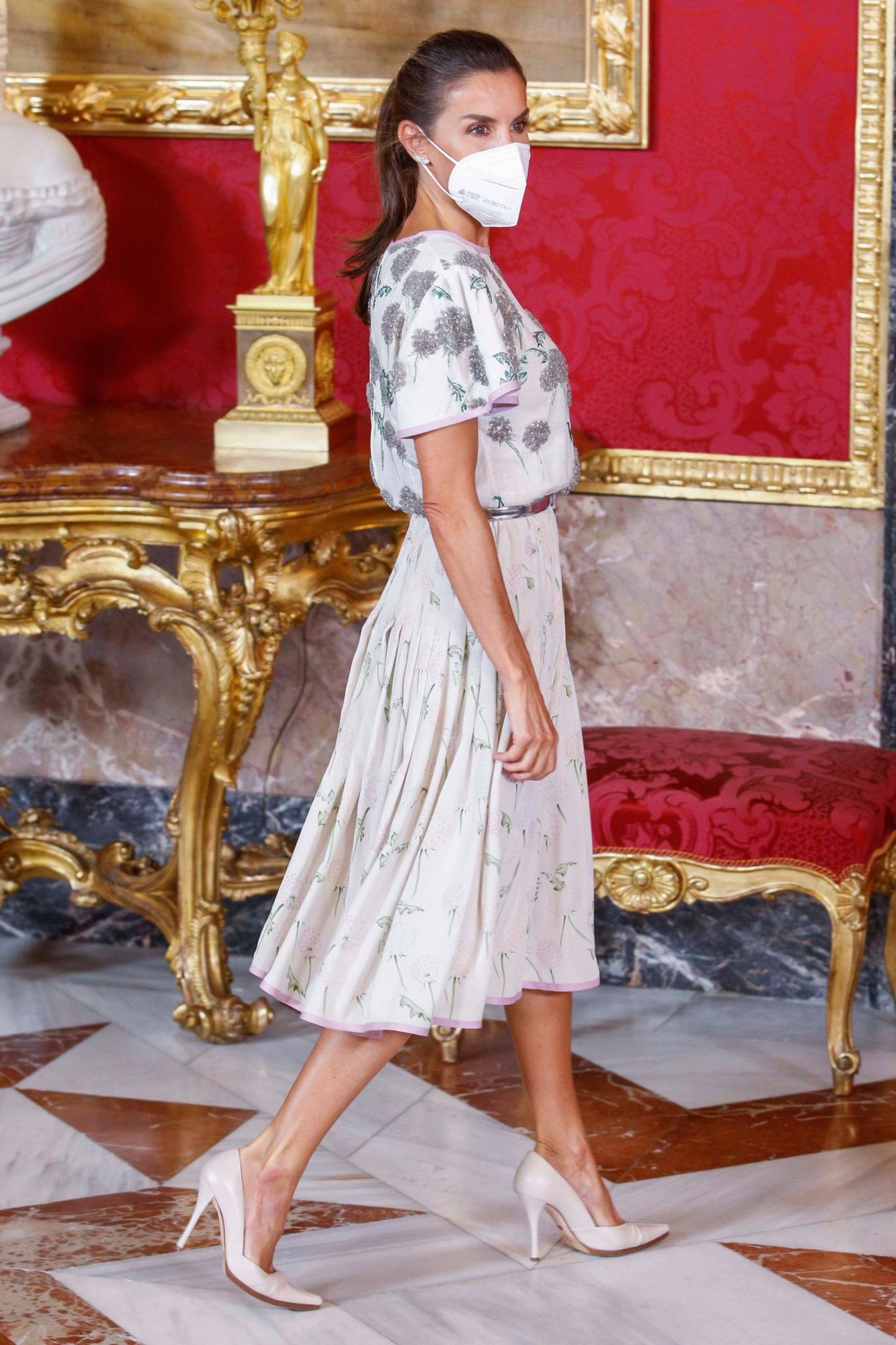 Wer hätte gedacht, dass Königin Letizia den gleichen Modegeschmack wie ihre Schwiegermutter Königin Sofía hat? Beim Essen zu Ehren des chilenischen Präsidenten greift die Frau von König Felipe auf dasselbe strassbesetzte Kleid zurück, das Königin Sofía 1981 in Rom getragen hat. 