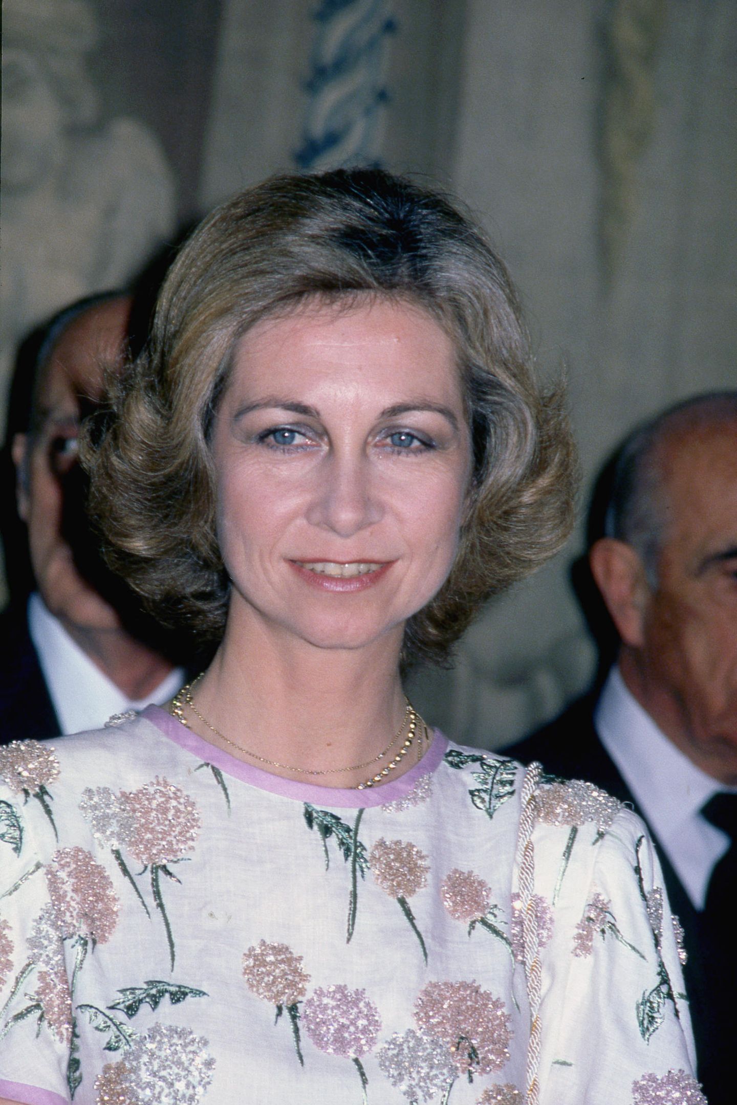Ohrringe trägt Königin Sofía 1981 keine, dafür verschiedene Goldketten im Layering-Stil. 