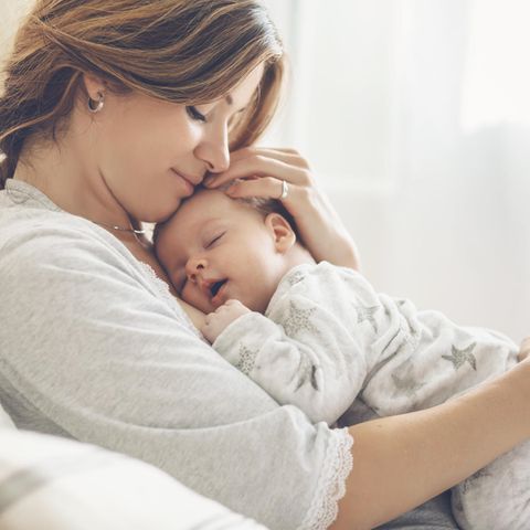 So beeinflusst die Geburtsstunde den Charakter: Mutter mit Kind