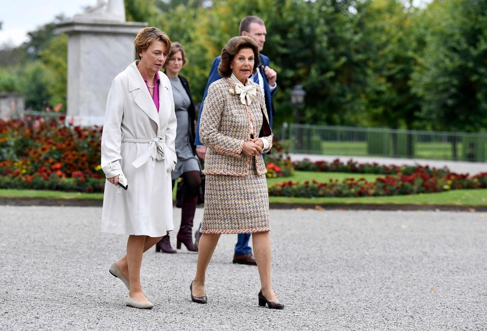 Besuch in Schweden: Elke Büdenbender und Königin Silvia unterhalten sich auf dem Weg zum Mittagessen