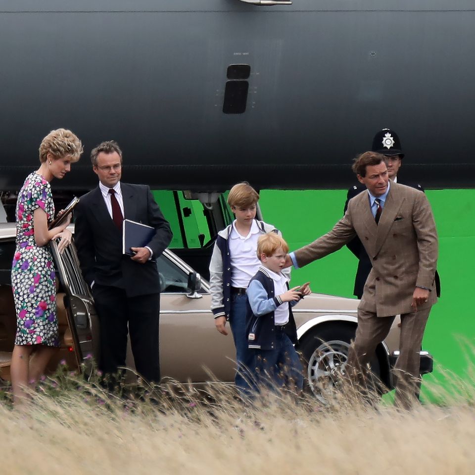 Hier drehen die Kinderschauspieler – die William und Harry in der fünften Staffel von "The Crown" verkörpern – mit ihren Filmeltern Elizabeth Debicki (li., Prinzessin Diana) und Dominic West (re., Prinz Charles).