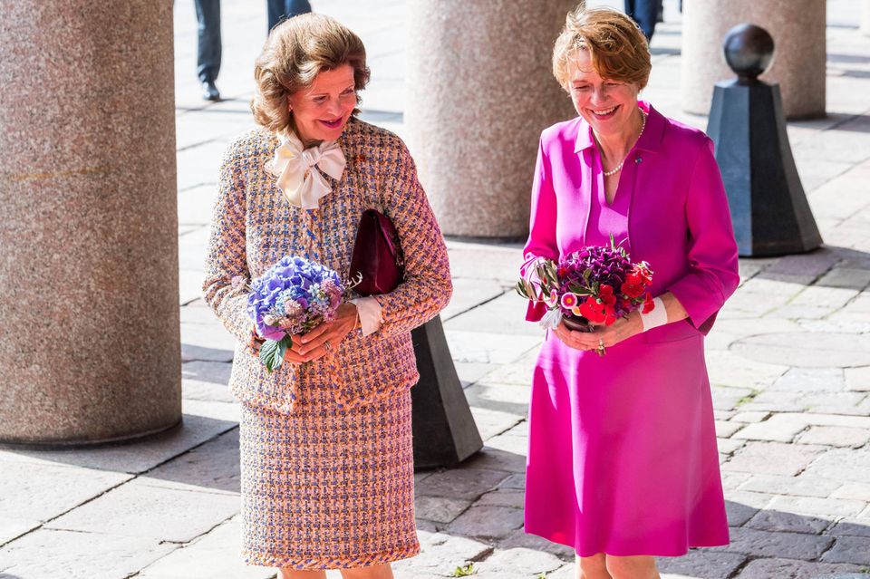 Besuch in Schweden: Lächeln nehmen Königin Silvia und Elke Büdenbender Blumensträuße entgegen