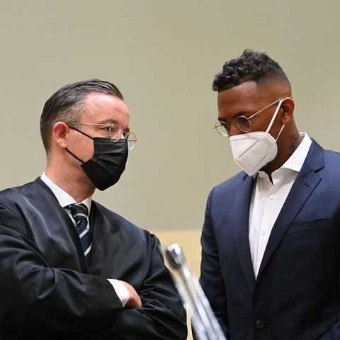 Jérôme Boateng (r.) und sein Verteidiger Kai Walden (l.)