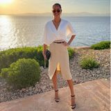 Vor einem wunderschönen Sonnenuntergang zeigt sich Ana Ivanovic wie gewohnt elegant in einer weißen Bluse und einem knielangen Bleistift-Rock mit Beinschlitz.