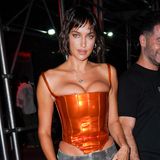 Was hat sich denn Irina Shayk bei diesem Outfit gedacht? Das sonst so modebewusste Model zeigt sich auf der Bulgari-Party in einer grauen Baggy-Hose und einer leuchtend orangenen Korsage. Der enge Schnitt des Oberteils drückt die Oberweite der Russin stark nach oben und sorgt für einen unvorteilhaften Sitz an den Hüften. 
