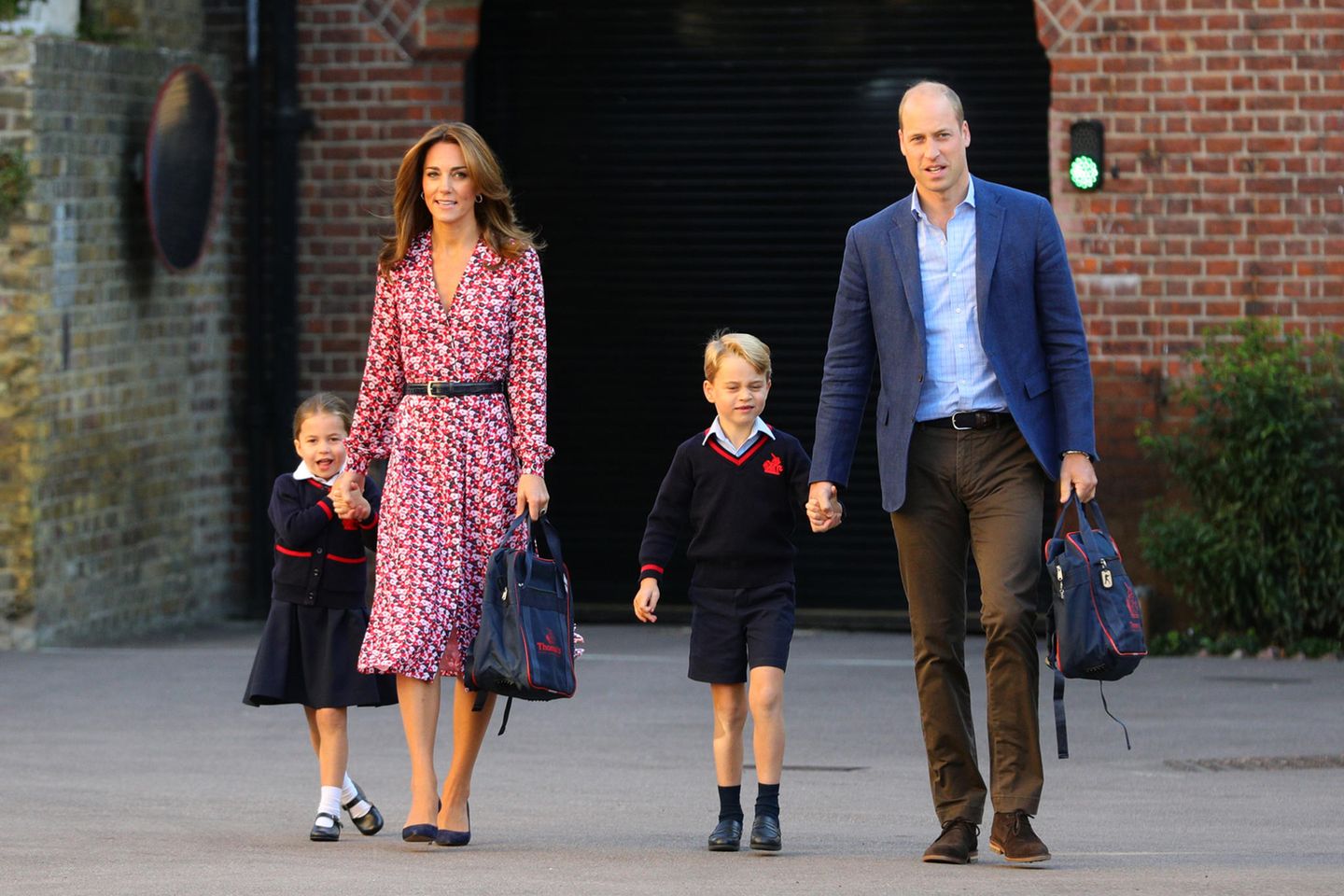 Prinz George leistete im September 2019 gemeinsam mit Herzogin Catherine und Prinz William seiner kleinen Schwester Prinzessin Charlotte seelischen Beistand bei ihrer Einschulung.