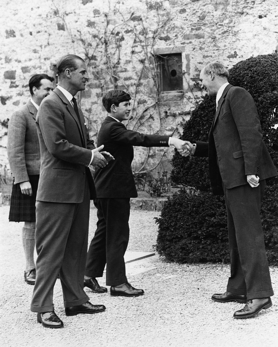 Prinz George: Prinz Charles schüttelt Robert Chew, dem damaligen Schulleiter der "Gordonstoun"-Schule, am 1. Mai 1962 die Hand. Er wurde an seinem ersten Tag von seinem Vater Prinz Philip, der auch die Schule besucht hat, begleitet. Prinz Charles schüttelt Robert Chew, dem damaligen Schulleiter der "Gordonstoun"-Schule, am 1. Mai 1962 die Hand. Er wurde an seinem ersten Tag von seinem Vater Prinz Philip, der auch die Schule besucht hat, begleitet.