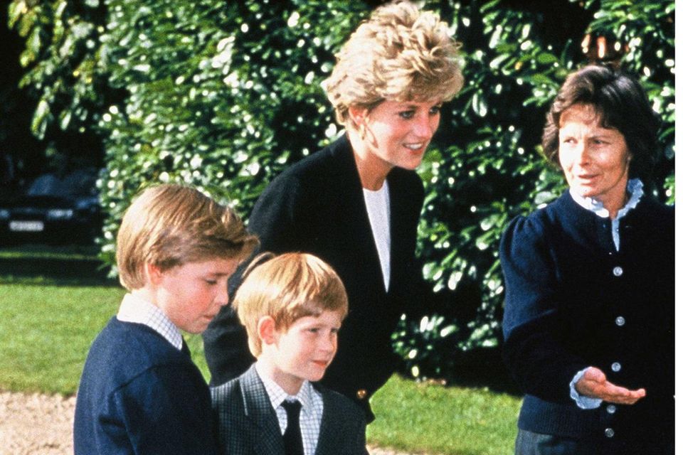 Prinz George: Prinzessin Diana (†36) begleitet zum Schulbeginn im Jahr 1993 ihre beiden Söhne Prinz William und Prinz Harry zurück an die Ludgrove School. Prinzessin Diana (†36) begleitet zum Schulbeginn im Jahr 1993 ihre beiden Söhne Prinz William und Prinz Harry zurück an die Ludgrove School.
