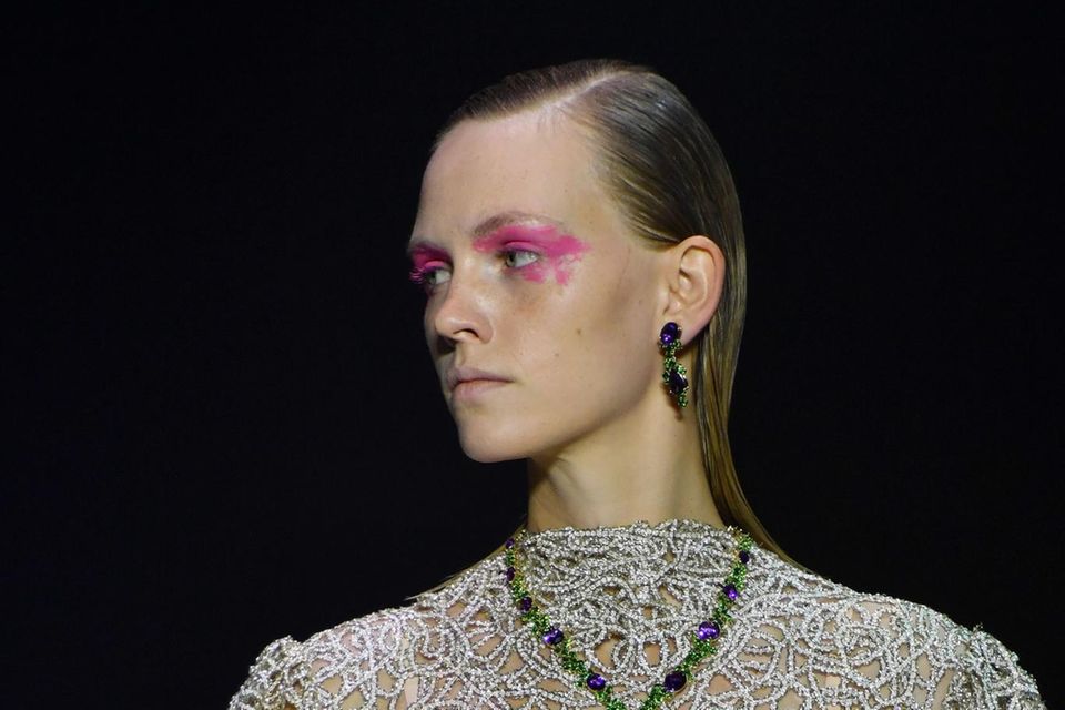 Die Laufstegshow von Kilian Kerner war gekennzeichnet durch pinke Akzente im Make-up. Verantwortlich für diese farbenfrohen Hingucker ist das Kreativteam von La Biosthétique. Einige Models trugen die auffällige Farbe als exzentrischen Lidschatten...