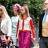 Auch Lady Amelia Windsor lässt sich die Hochzeit in der St. James's Church, Piccadilly nicht entgehen. Mit Lederjacke zum knallig pinkfarbenen Seidenrock hat sie sich einen besonders auffälligen Hochzeitslooks ausgesucht.