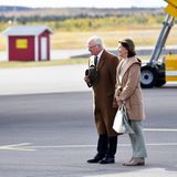 Das schwedische Königspaar empfängt seine Gäste am Flughafen