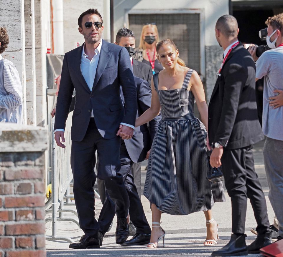 Im lässig-eleganten Partnerlook in Schwarz-Weiß streifen Ben Affleck und Jennifer Lopez mit ihrer ganzen Entourage durch Venedig. J.Los gestreiftes Nadelstreifenkleid ist übrigens ein Zweiteiler, den sie mit sommerlichen Stilettos kombiniert.
