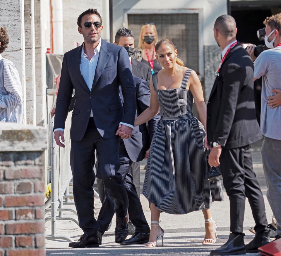 Im lässig-eleganten Partnerlook in Schwarz-Weiß streifen Ben Affleck und Jennifer Lopez mit ihrer ganzen Entourage durch Venedig. J.Los gestreiftes Nadelstreifenkleid ist übrigens ein Zweiteiler, den sie mit sommerlichen Stilettos kombiniert. Im lässig-eleganten Partnerlook in Schwarz-Weiß streifen Ben Affleck und Jennifer Lopez mit ihrer ganzen Entourage durch Venedig. J.Los gestreiftes Nadelstreifenkleid ist übrigens ein Zweiteiler, den sie mit sommerlichen Stilettos kombiniert.