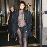 Erst kürzlich ließ Kylie Jenner die Babybombe platzen. Demnach hat das Versteckspiel ihres Bäuchleins ein Ende. Bei der Babybauch-Inszenierung scheint die 24-Jährige Nachhilfe-Unterricht bei ihrer großen Schwester Kim Kardashian genommen zu haben. Denn auch sie setzte auf einen durchsichtigen Bodysuit aus Spitze. 