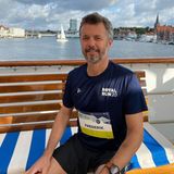 Auch Prinz Frederik ist schon bereit für seinen 10-Kilometer-Lauf beim diesjährigen Royal Run, der in mehreren dänischen Städten stattfindet Er allerdings läuft nicht in Aalborg, sondern in Sønderborg und hat, um dort hinzugelangen das Schiff genommen.