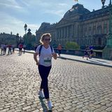 12. September 2021  Zum 41. Mal findet der beliebte Lauf "20 Kilometer von Brüssel" statt, und in diesem Jahr darf auch erstmals mitgewandert werden. Genau das macht nämlich auch Königin Mathilde, von der dieses schöne Bild bei bestem Wetter direkt vor dem Palast aufgenommen wurde.