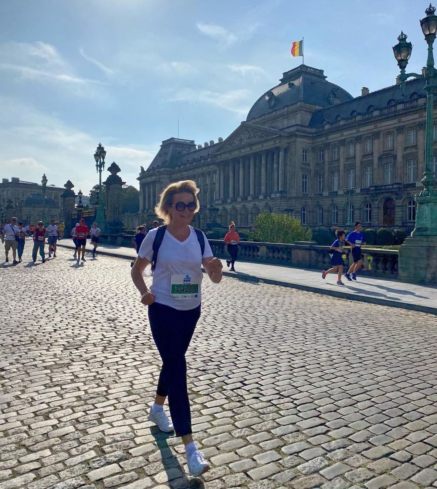 12. September 2021  Zum 41. Mal findet der beliebte Lauf "20 Kilometer von Brüssel" statt, und in diesem Jahr darf auch erstmals mitgewandert werden. Genau das macht nämlich auch Königin Mathilde, von der dieses schöne Bild bei bestem Wetter direkt vor dem Palast aufgenommen wurde.