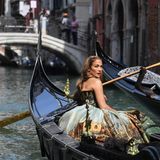 Wenn wir dieses Bild von Jennifer Lopez in Venedig sehen, dann fällt es uns wirklich schwer zu glauben, dass sie "immer noch Jenny aus dem Block" ist. Denn es hat schon etwas märchen- fast divenhaftes, wie J.Lo in ihrem Dolce-und-Gabbana-Kleid in der Gondel sitzt und über die Schulter in die Kamera blickt. 
