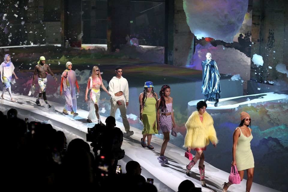 Neben den Shows von Leni Klum und Lena Gercke war auch die Eröffnungsshow der About You Fashion Week 2021 ein echtes Highlight: Das Event war gekennzeichnet durch schrille Looks, knallige Farben und einem extravaganten Sänger, der die Laufstegshow musikalisch begleitete.