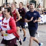 Royal Run 2021: Prinz Frederik klatscht während seines Laufes dem Publikum zu