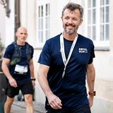 Was für ein Lauf! Sichtlich stolz und mit Medaille um den Hals kann Prinz Frederik nun entspannen und sich das restliche Spektakel von der Zielgeraden aus anschauen. 