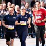 Royal Run 2021: Prinzessin Mary joggt an den Zuschauern vorbei