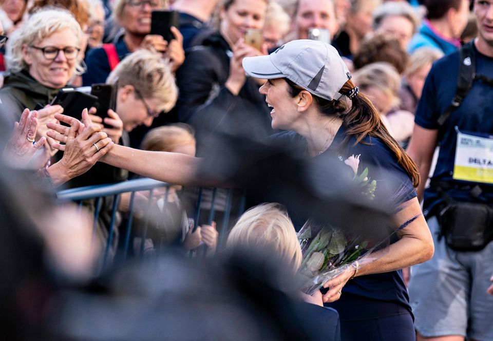 Royal Run 2021: Prinzessin Mary begrüßt nach ihrem Lauf die Zuschauer