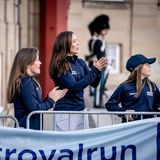 Royal Run 2021: Prinzessin Mary und Kinder klatschen